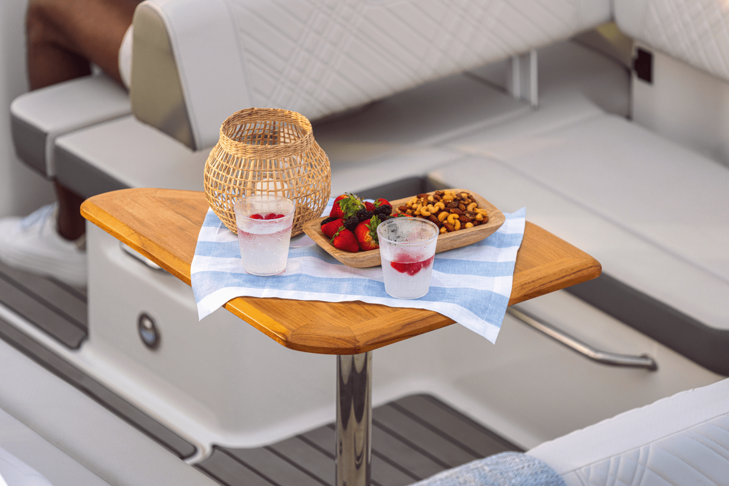 Slide: The Image of Sea Ray SDX 270 Outboard 2025 - 17