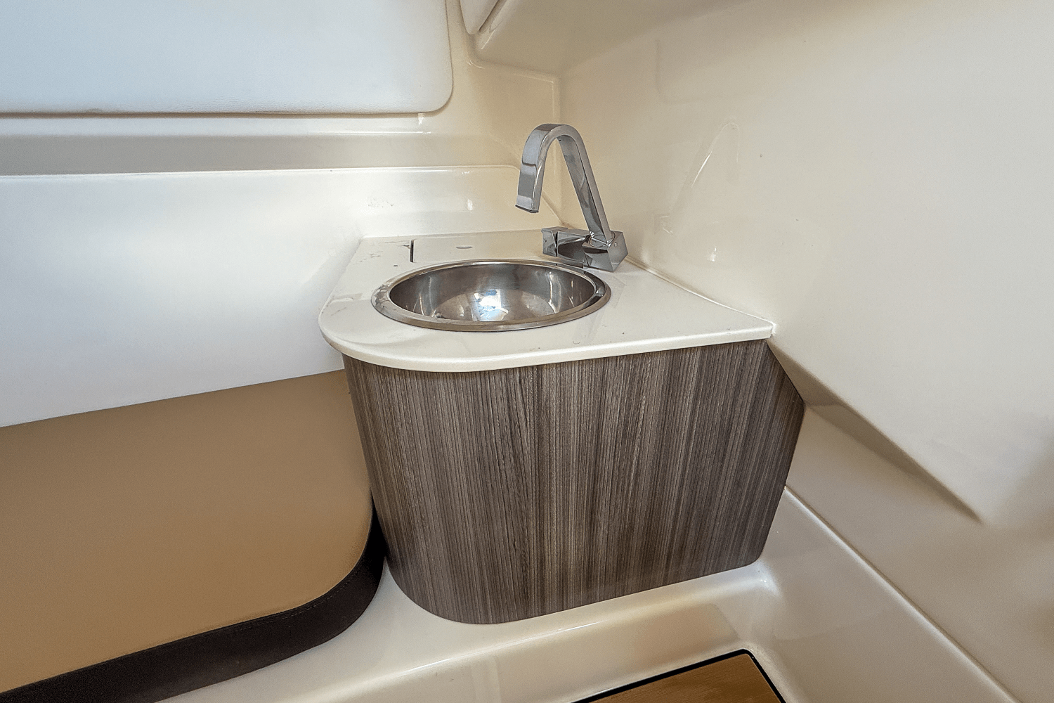 Slide: The Image of Sea Ray SDX 270 Outboard 2025 - 18