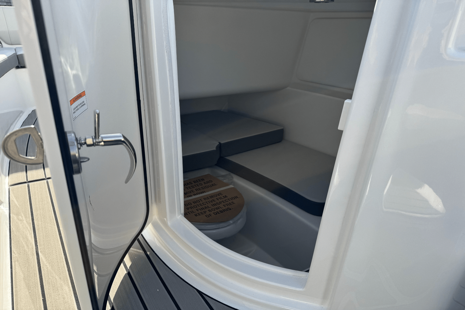 Slide: The Image of Sea Ray SDX 270 Outboard 2025 - 18