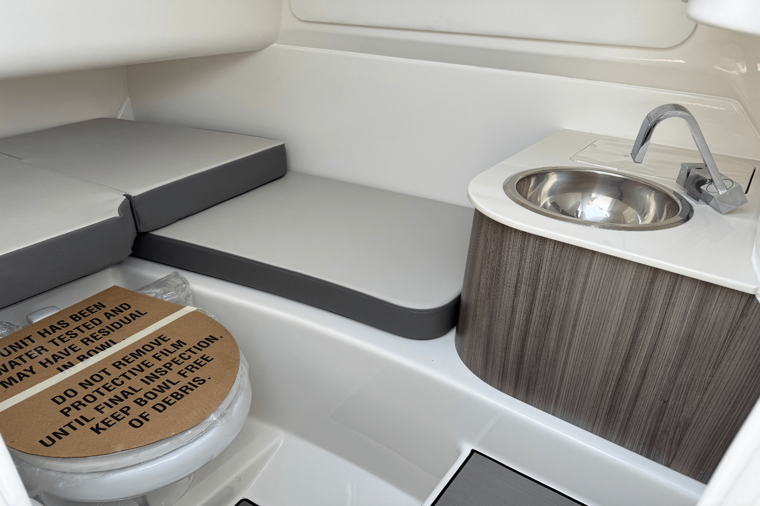 Slide: The Image of Sea Ray SDX 270 Outboard 2025 - 19