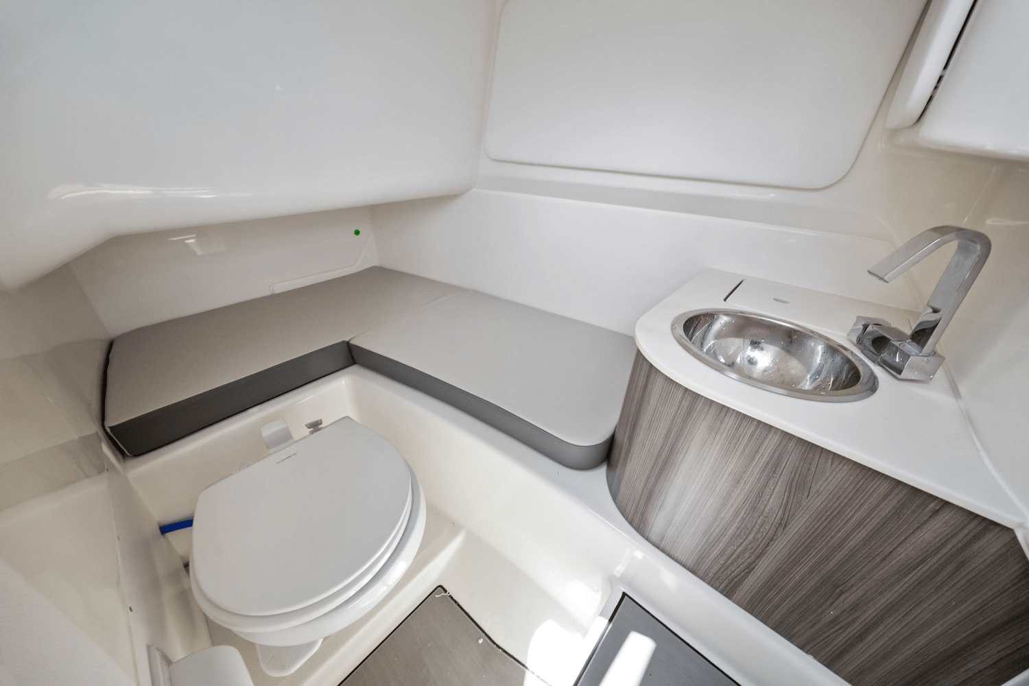 Slide: The Image of Sea Ray SDX 270 Outboard 2025 - 20