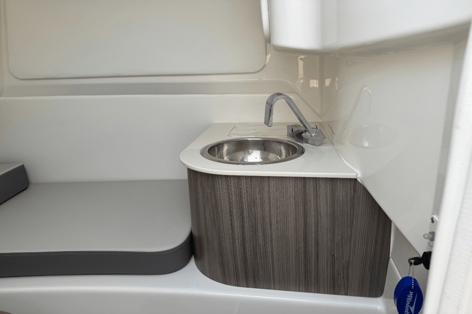 Slide: The Image of Sea Ray SDX 270 Outboard 2025 - 21