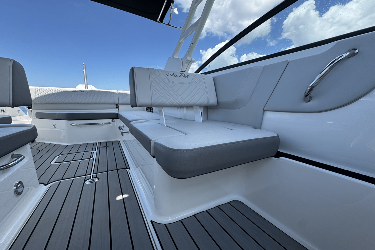 Slide: The Image of Sea Ray SDX 270 Outboard 2025 - 22