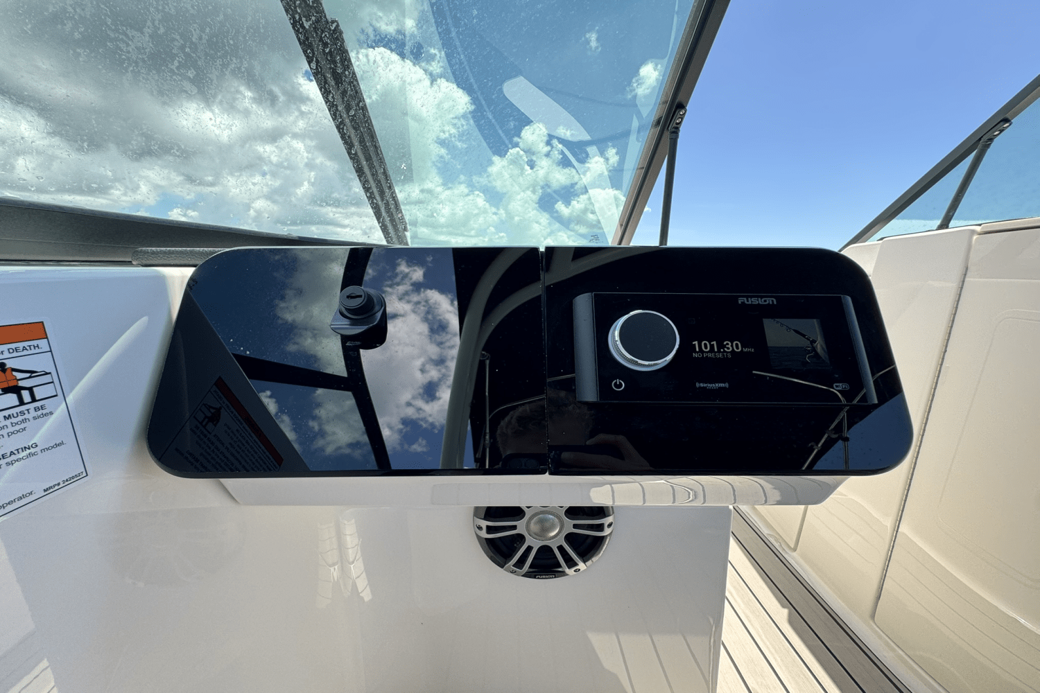 Slide: The Image of Sea Ray SDX 270 Outboard 2025 - 23