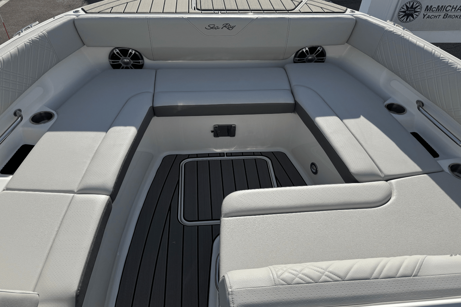 Slide: The Image of Sea Ray SDX 270 Outboard 2025 - 27