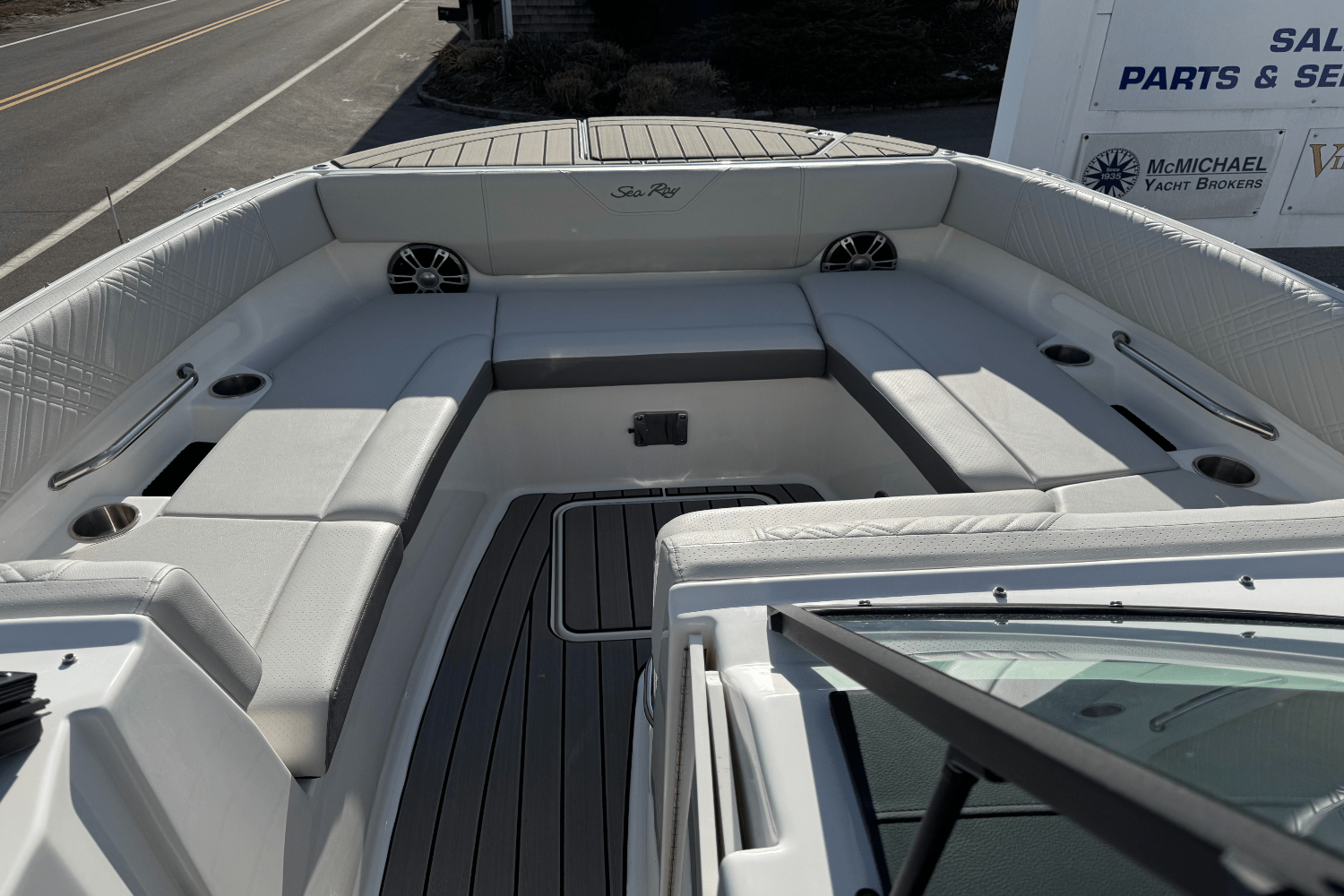 Slide: The Image of Sea Ray SDX 270 Outboard 2025 - 28