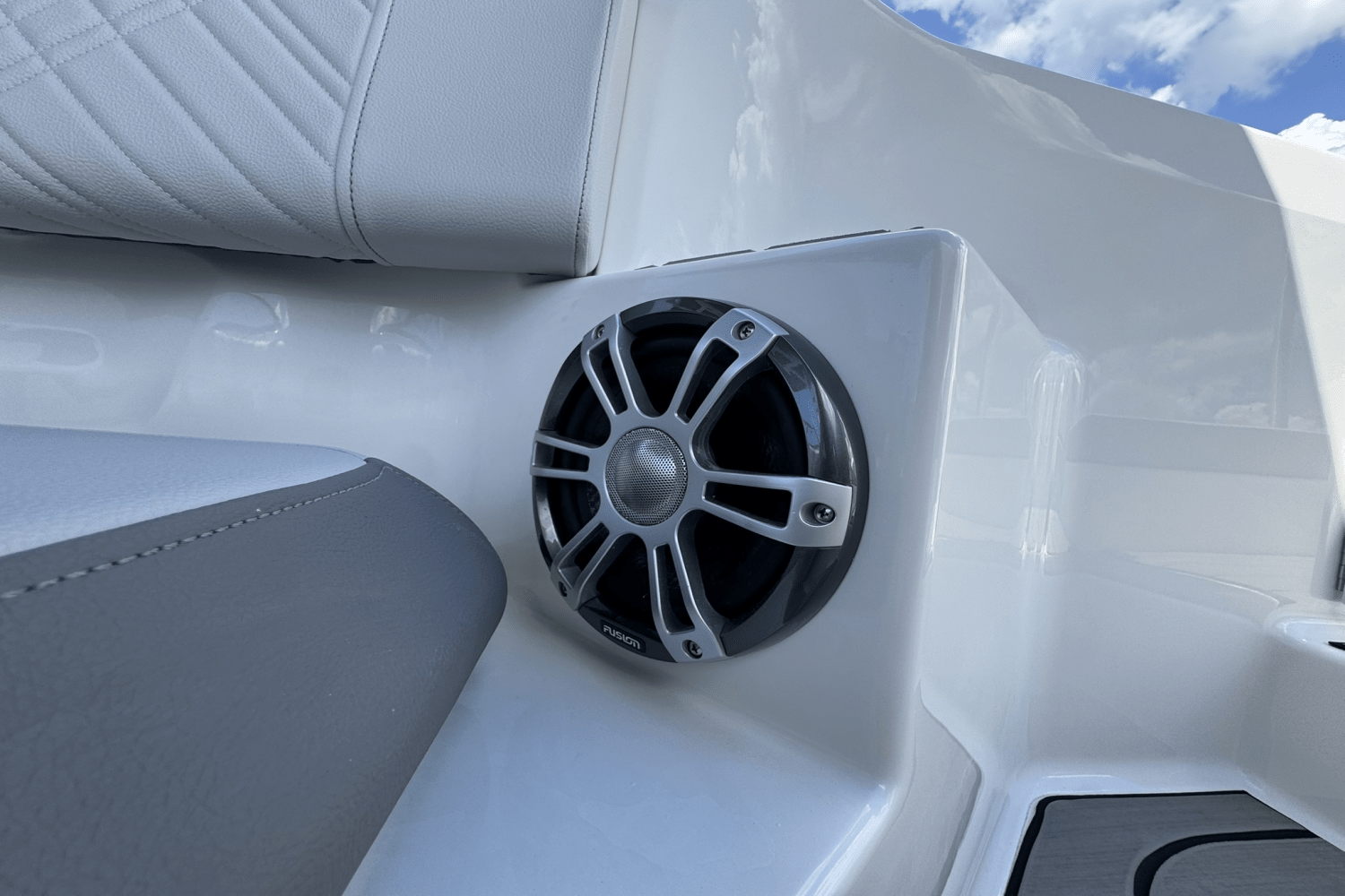 Slide: The Image of Sea Ray SDX 270 Outboard 2025 - 29