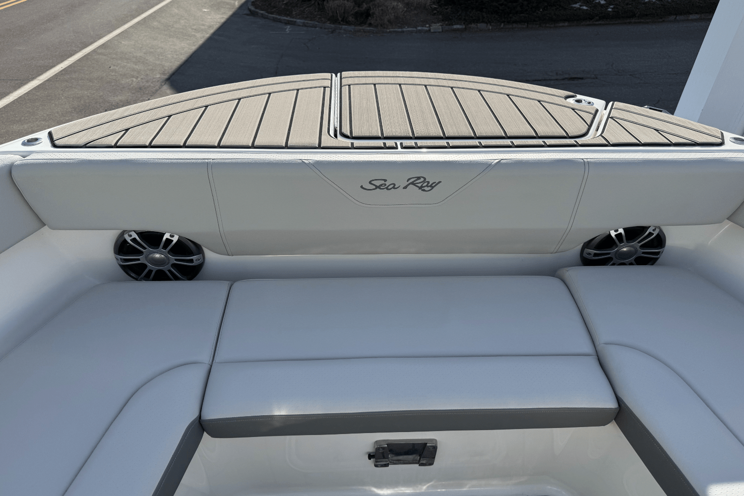 Slide: The Image of Sea Ray SDX 270 Outboard 2025 - 29