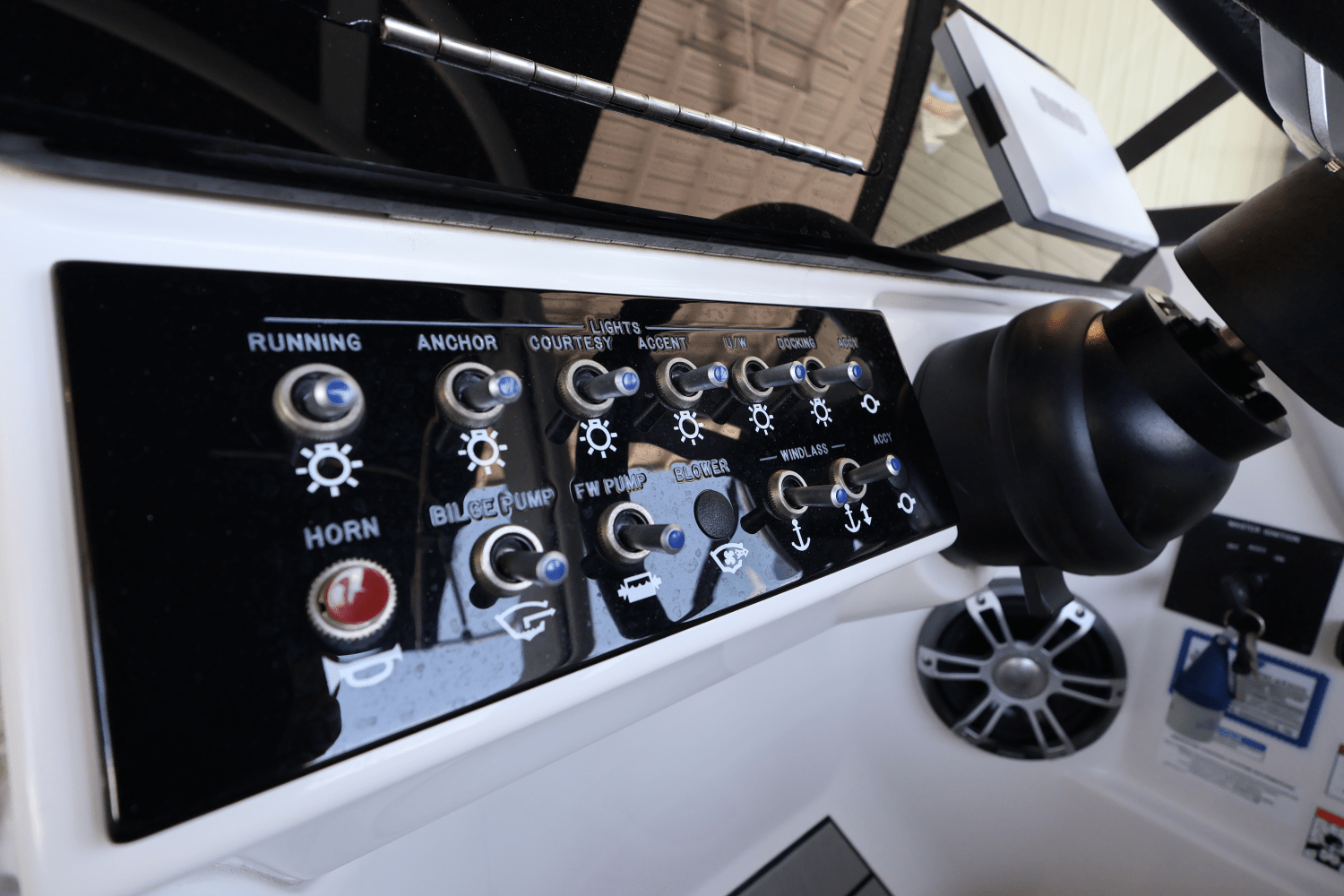 Slide: The Image of Sea Ray SDX 270 Outboard 2025 - 29