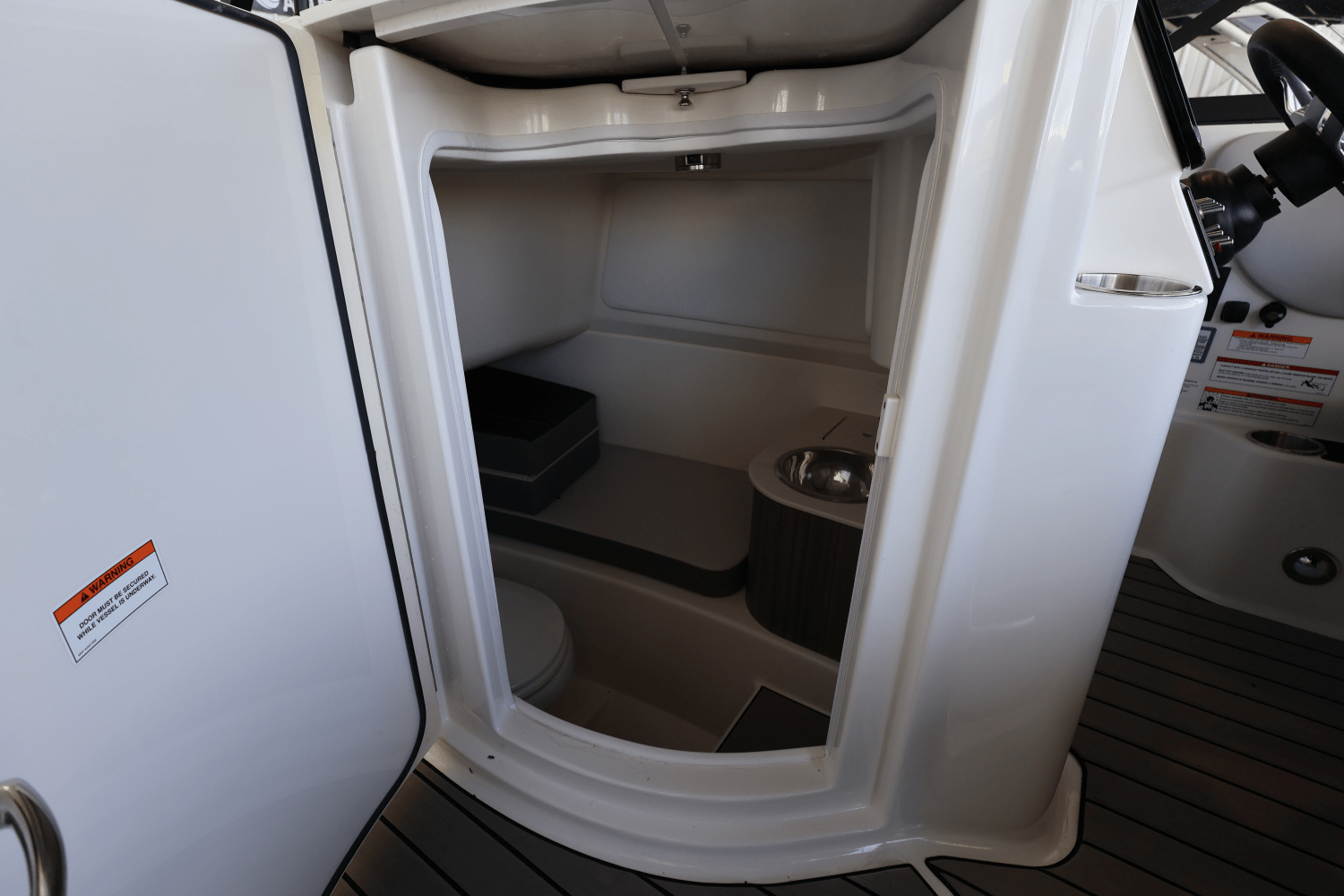 Slide: The Image of Sea Ray SDX 270 Outboard 2025 - 32