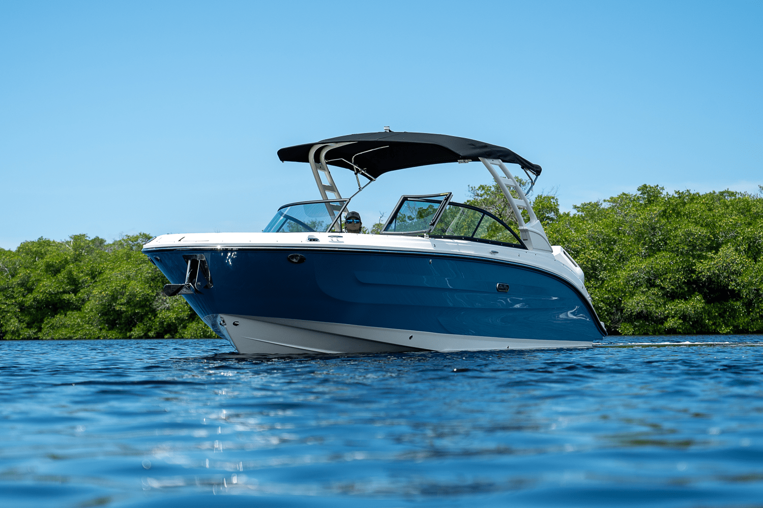 Slide: The Image of Sea Ray SDX 270 Outboard 2025 - 32