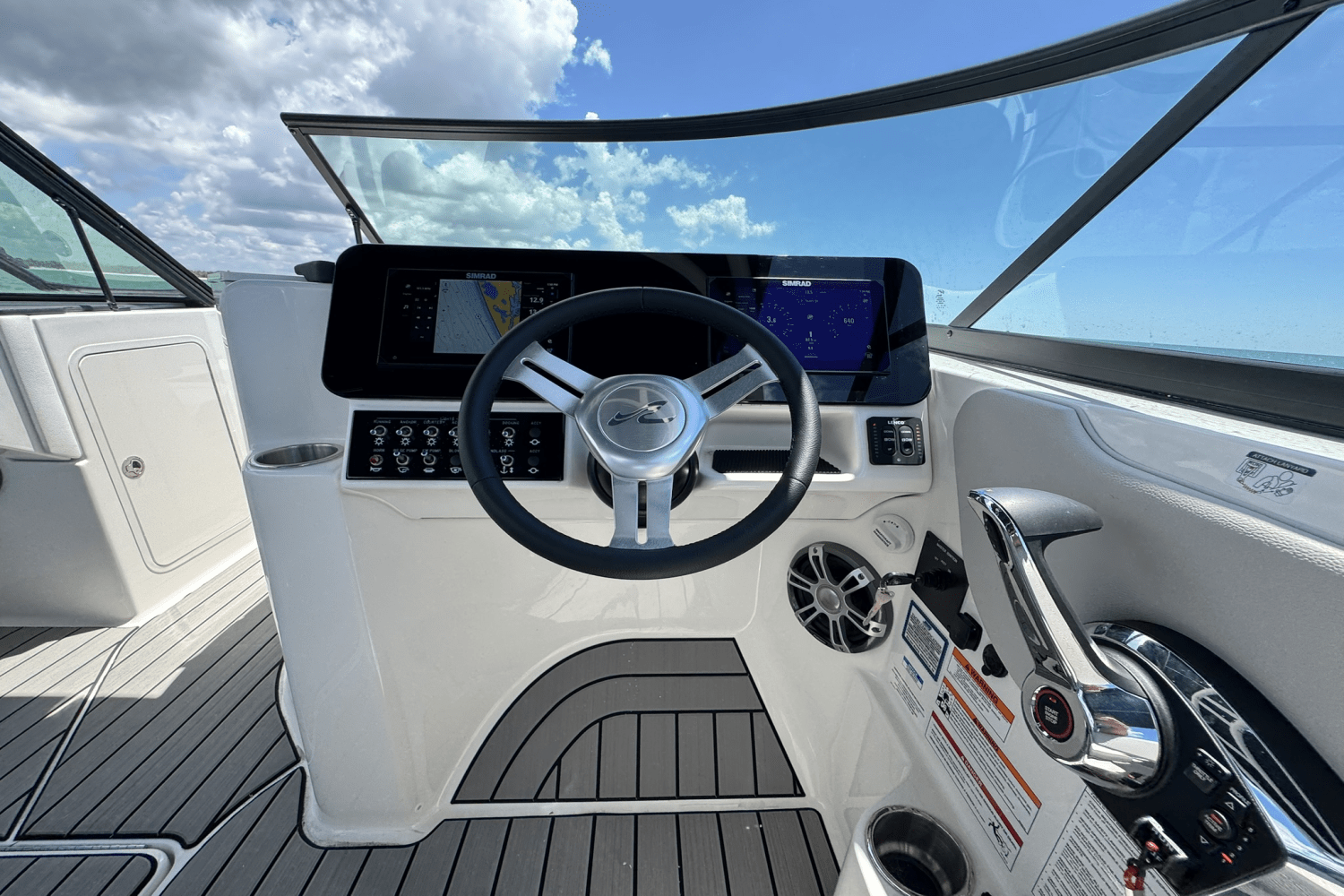 Slide: The Image of Sea Ray SDX 270 Outboard 2025 - 33