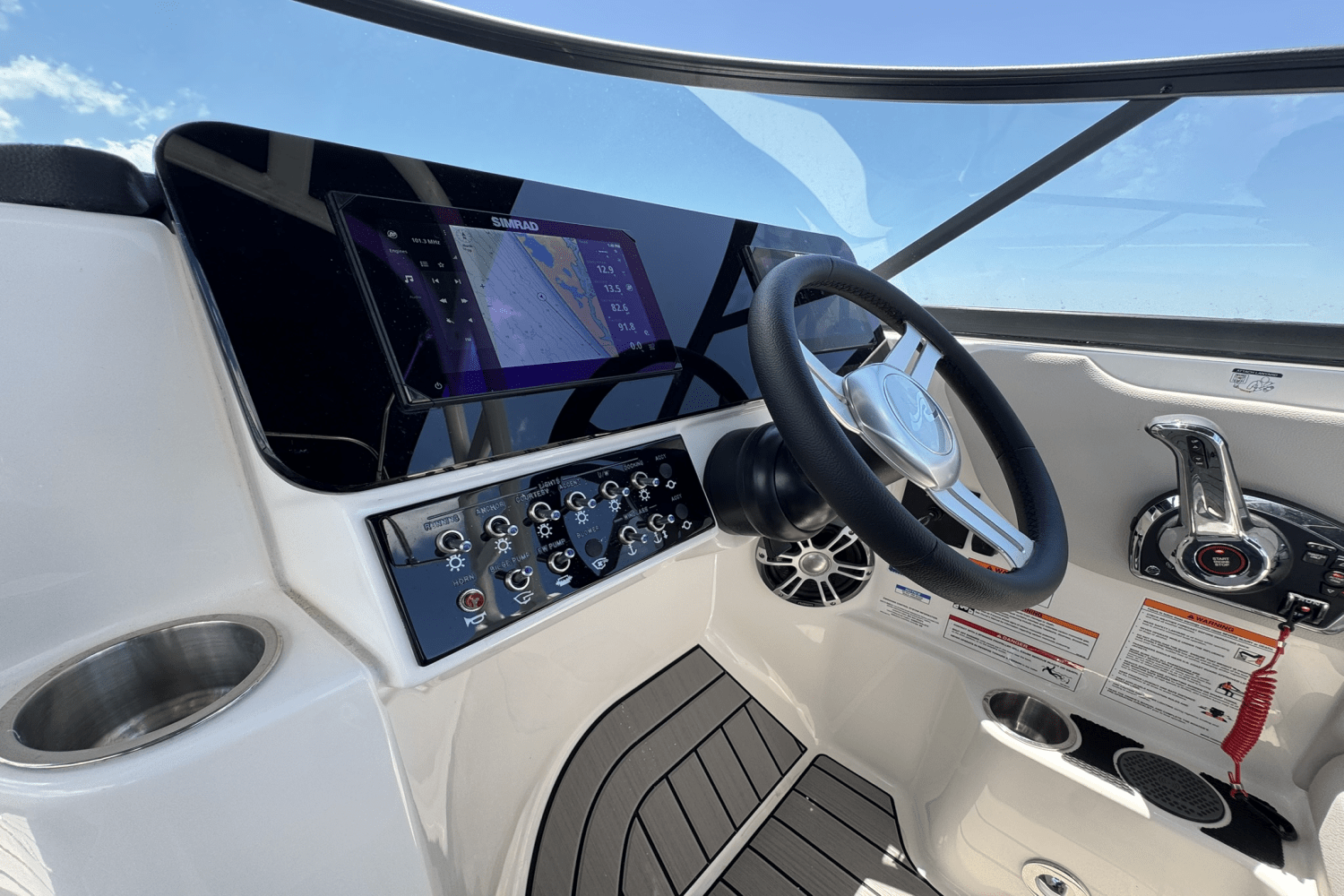 Slide: The Image of Sea Ray SDX 270 Outboard 2025 - 34