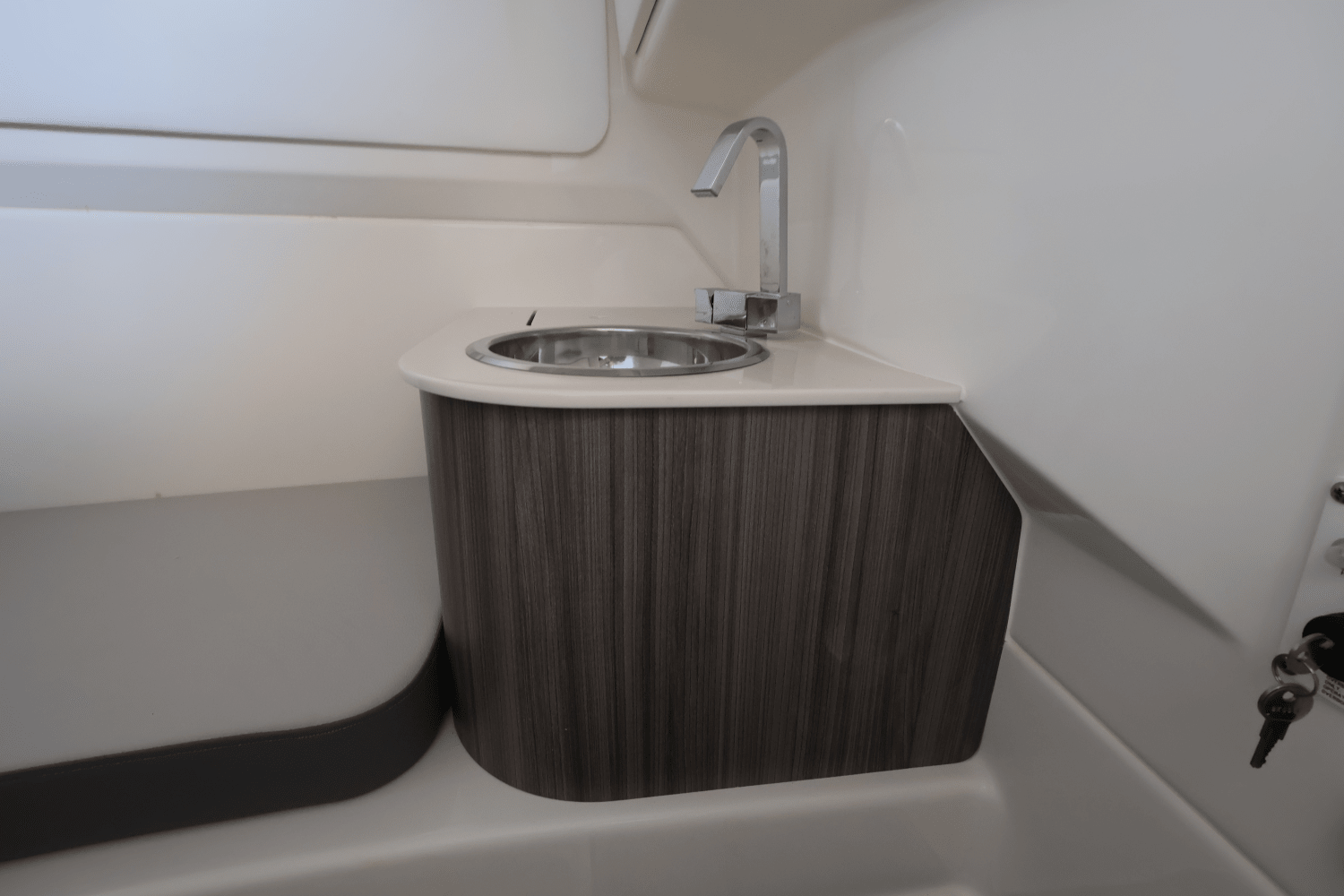 Slide: The Image of Sea Ray SDX 270 Outboard 2025 - 35