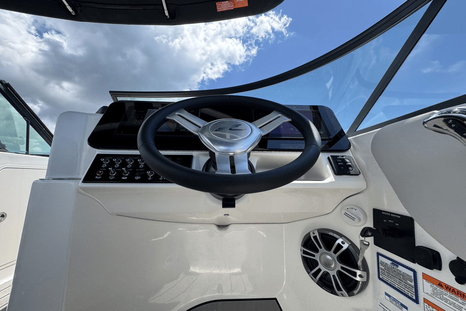 Slide: The Image of Sea Ray SDX 270 Outboard 2025 - 36