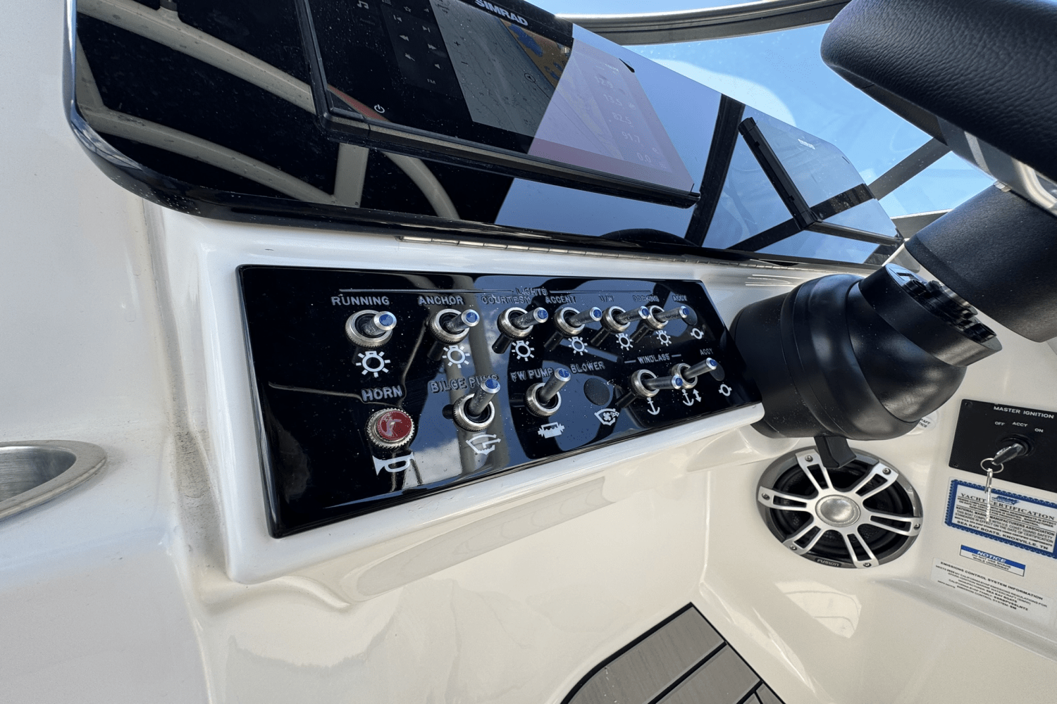 Slide: The Image of Sea Ray SDX 270 Outboard 2025 - 37
