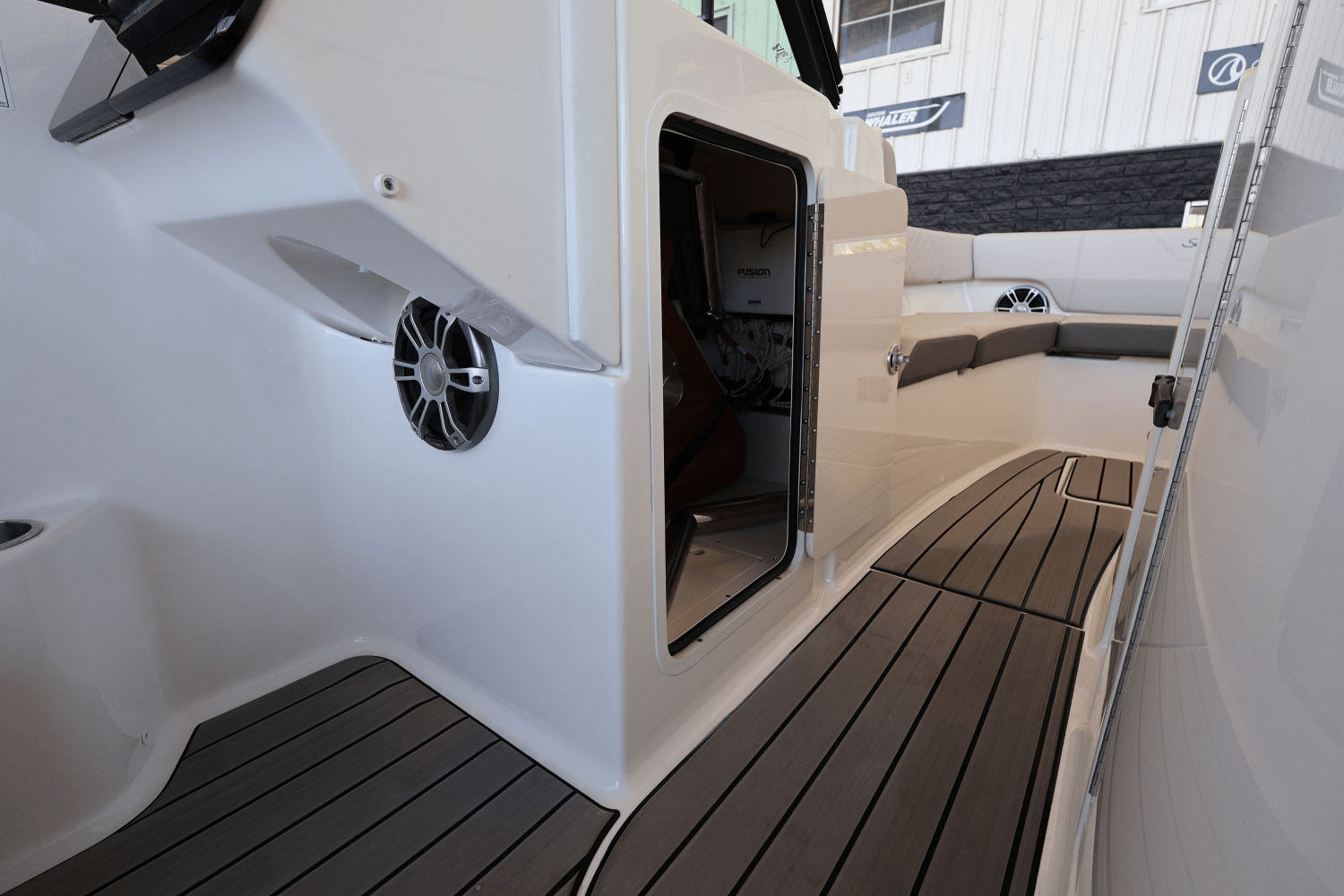 Slide: The Image of Sea Ray SDX 270 Outboard 2025 - 37