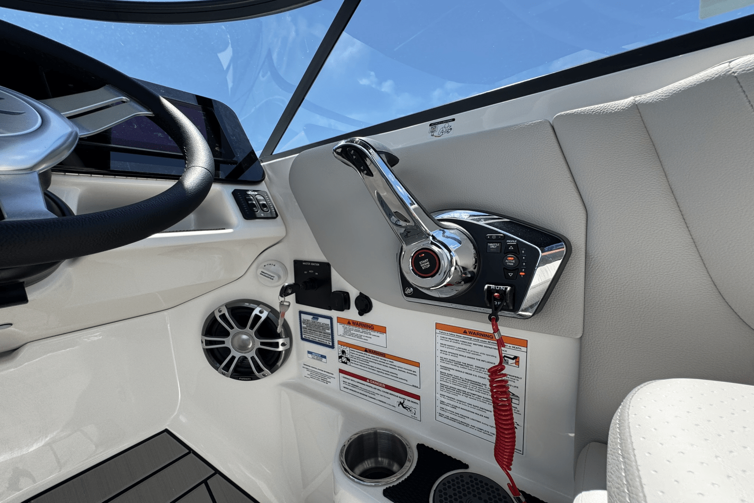 Slide: The Image of Sea Ray SDX 270 Outboard 2025 - 38