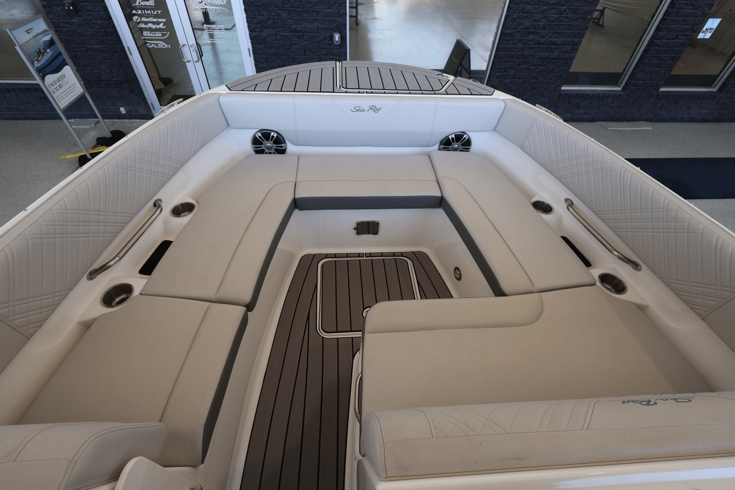 Slide: The Image of Sea Ray SDX 270 Outboard 2025 - 39