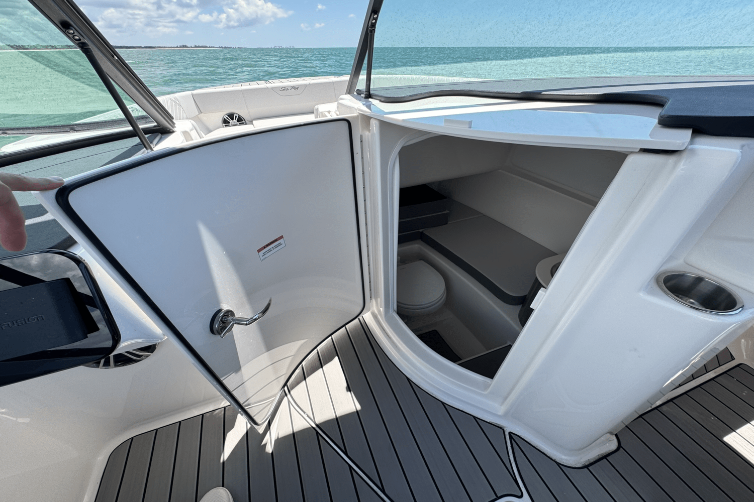 Slide: The Image of Sea Ray SDX 270 Outboard 2025 - 39