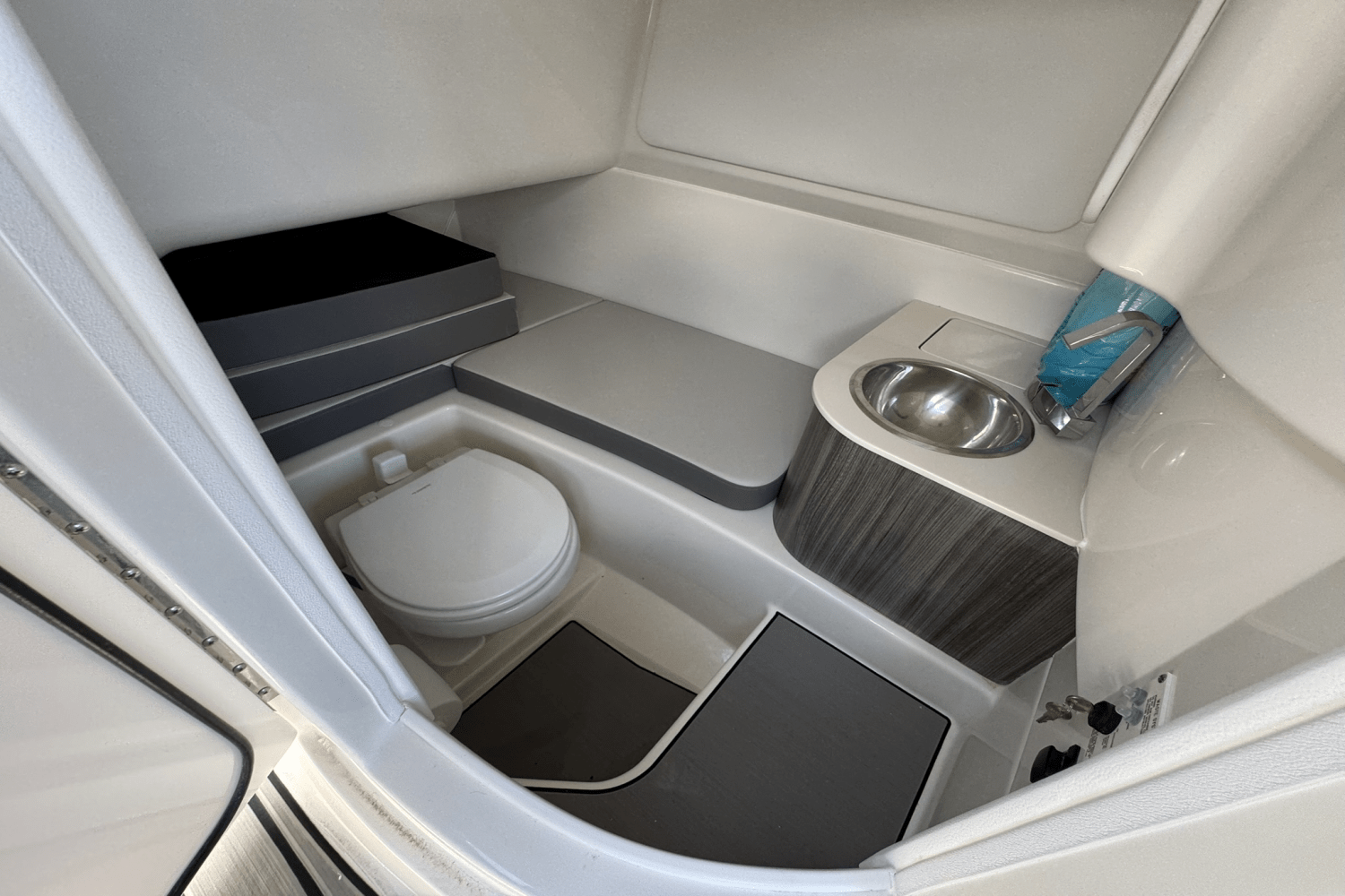 Slide: The Image of Sea Ray SDX 270 Outboard 2025 - 40