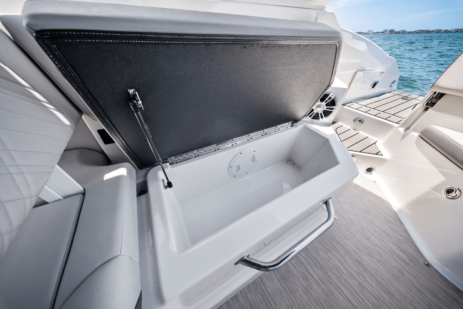 Slide: The Image of Sea Ray SDX 270 Outboard 2025 - 40