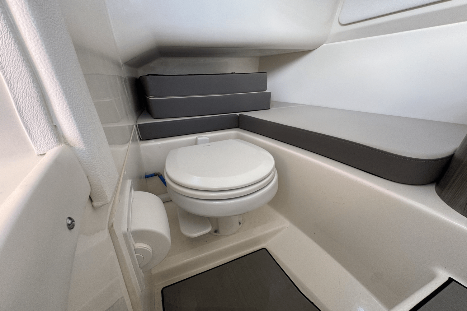 Slide: The Image of Sea Ray SDX 270 Outboard 2025 - 41