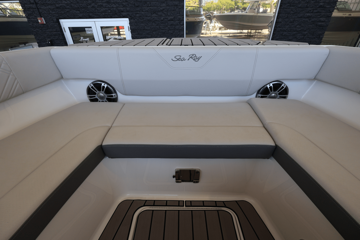 Slide: The Image of Sea Ray SDX 270 Outboard 2025 - 42