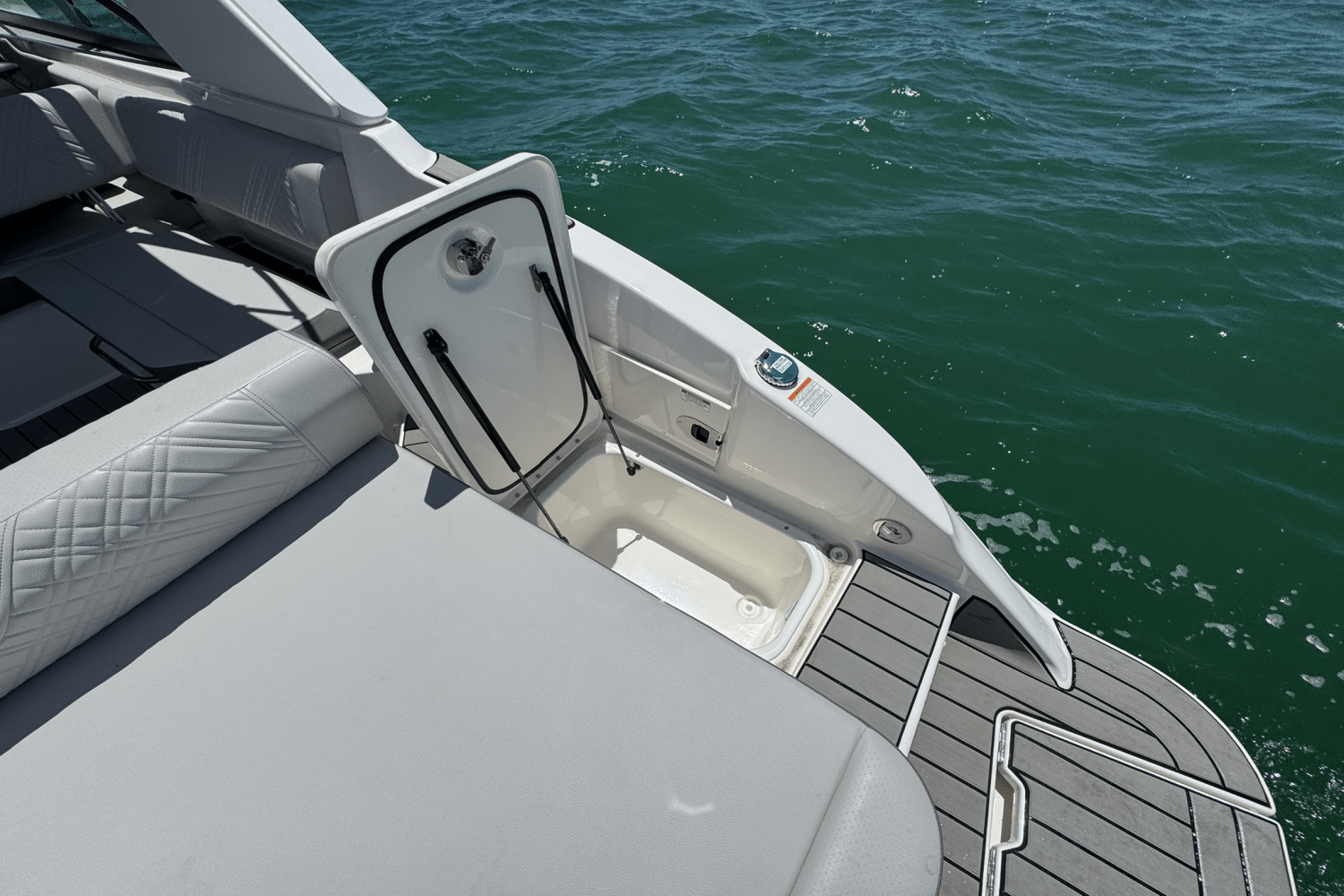 Slide: The Image of Sea Ray SDX 270 Outboard 2025 - 44