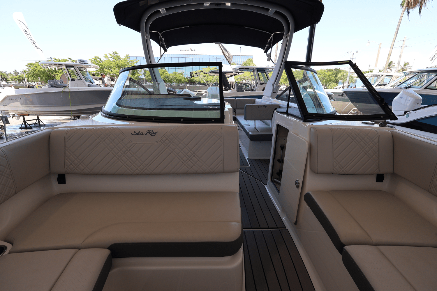 Slide: The Image of Sea Ray SDX 270 Outboard 2025 - 45