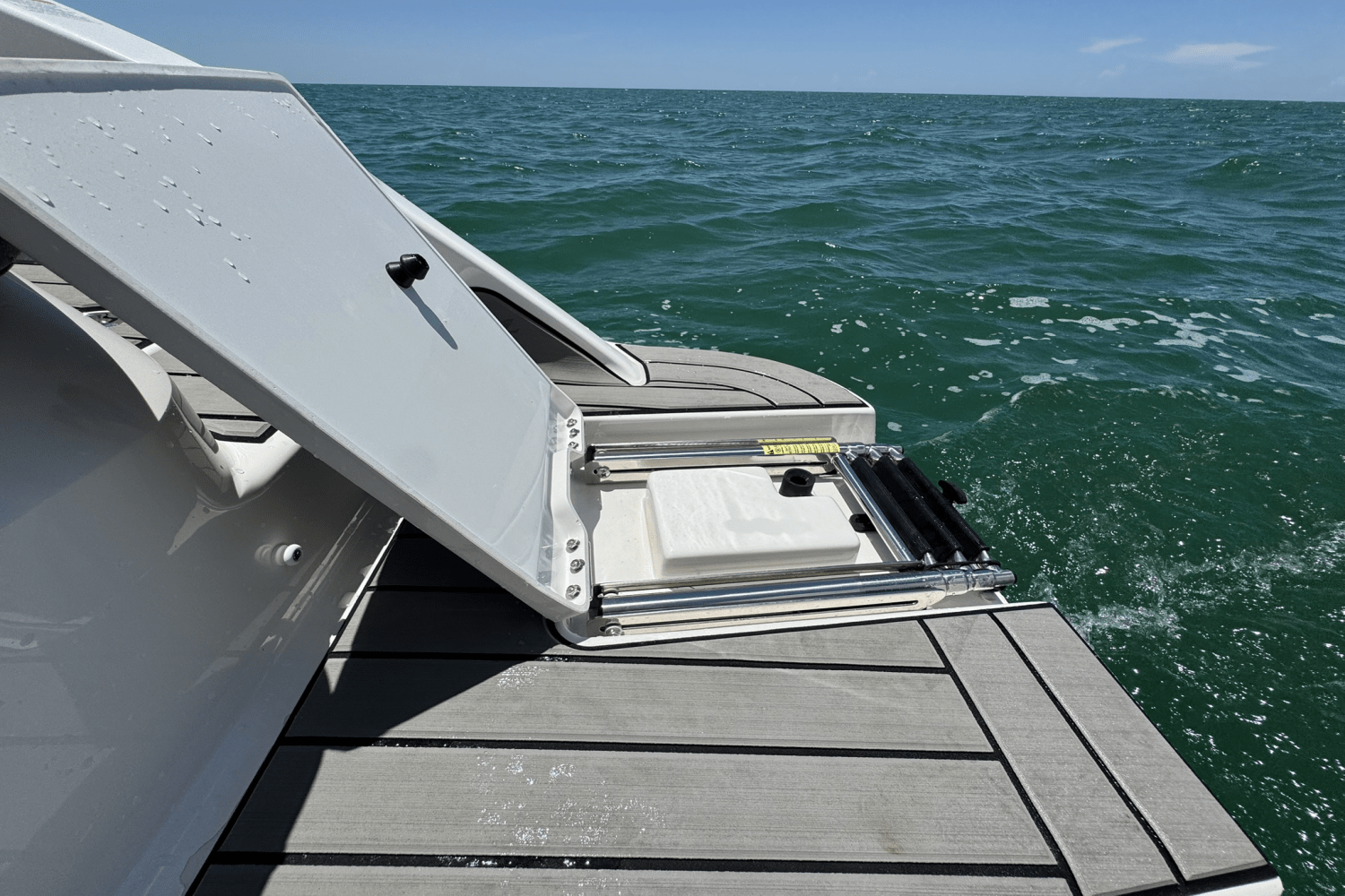 Slide: The Image of Sea Ray SDX 270 Outboard 2025 - 46