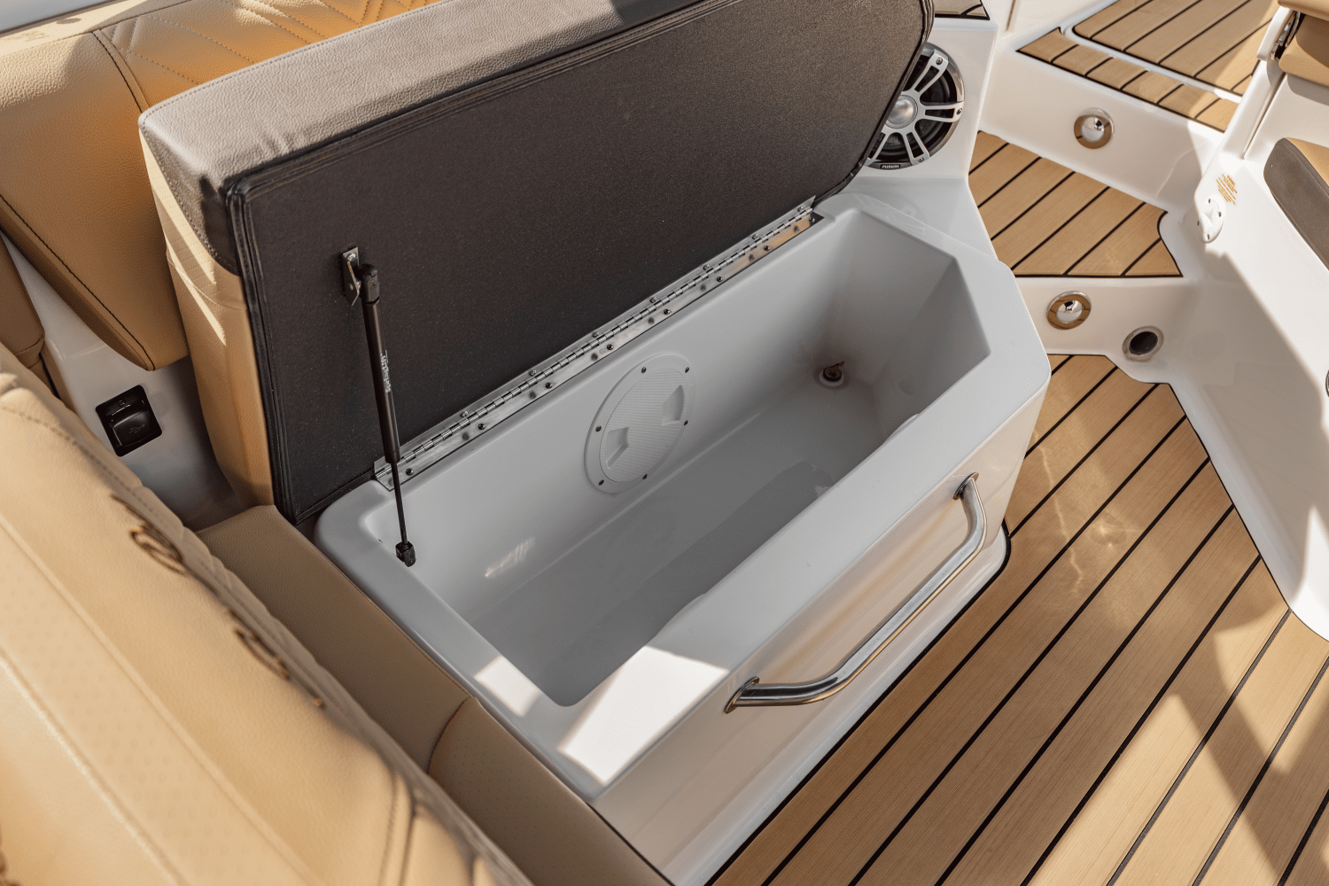 Slide: The Image of Sea Ray SDX 270 Outboard 2025 - 48