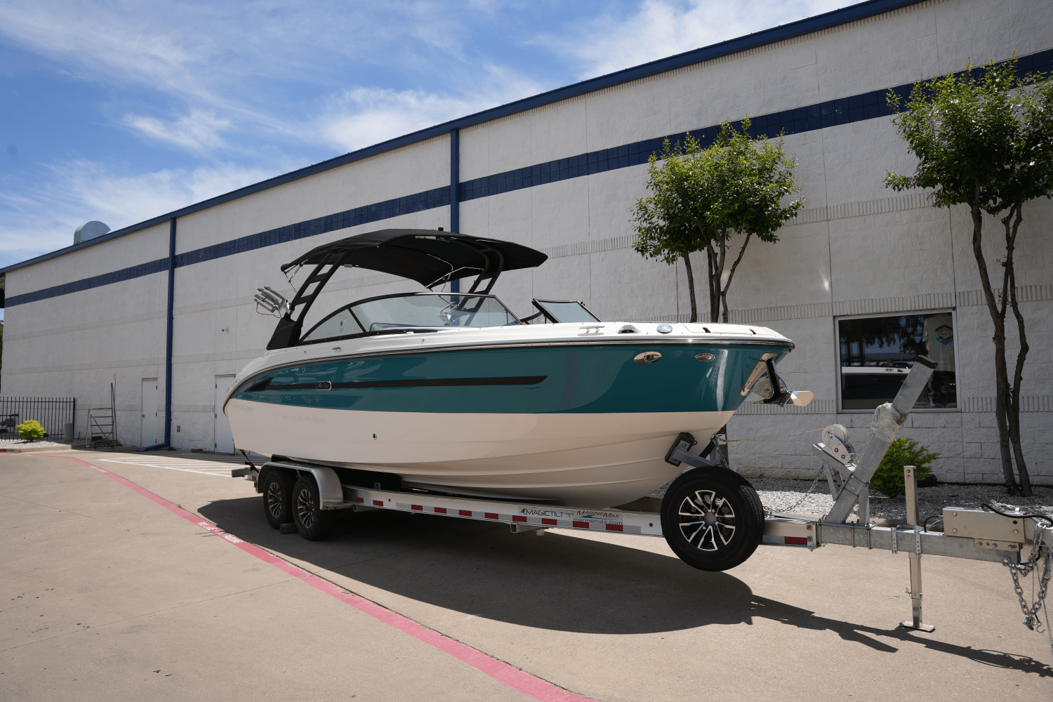 Slide: The Image of Sea Ray SDX 270 Surf 2025 - 0
