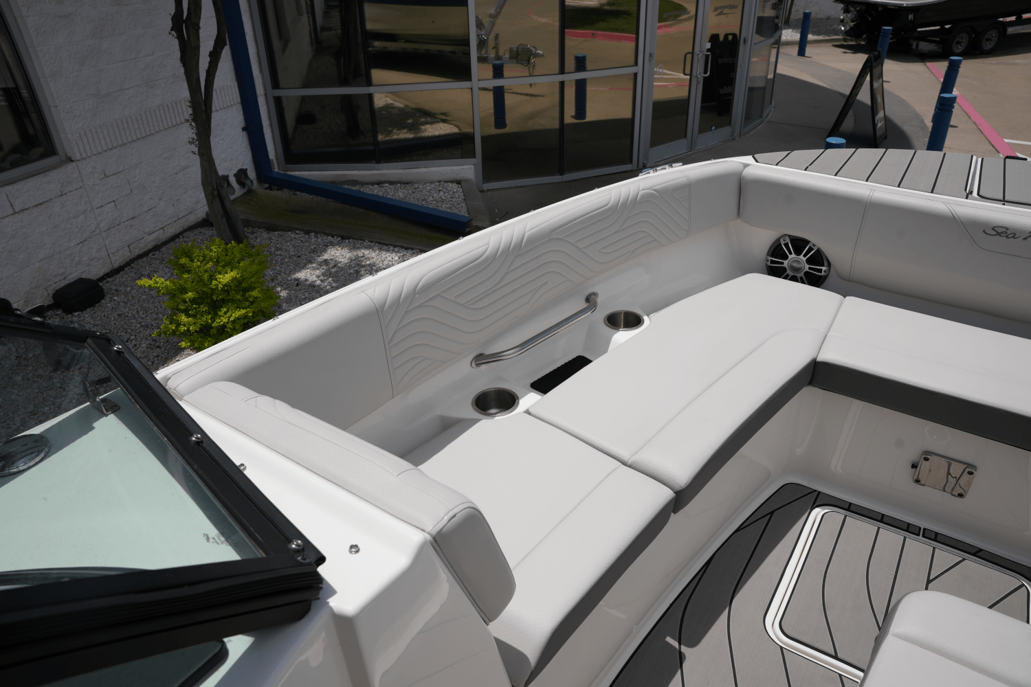 Slide: The Image of Sea Ray SDX 270 Surf 2025 - 16