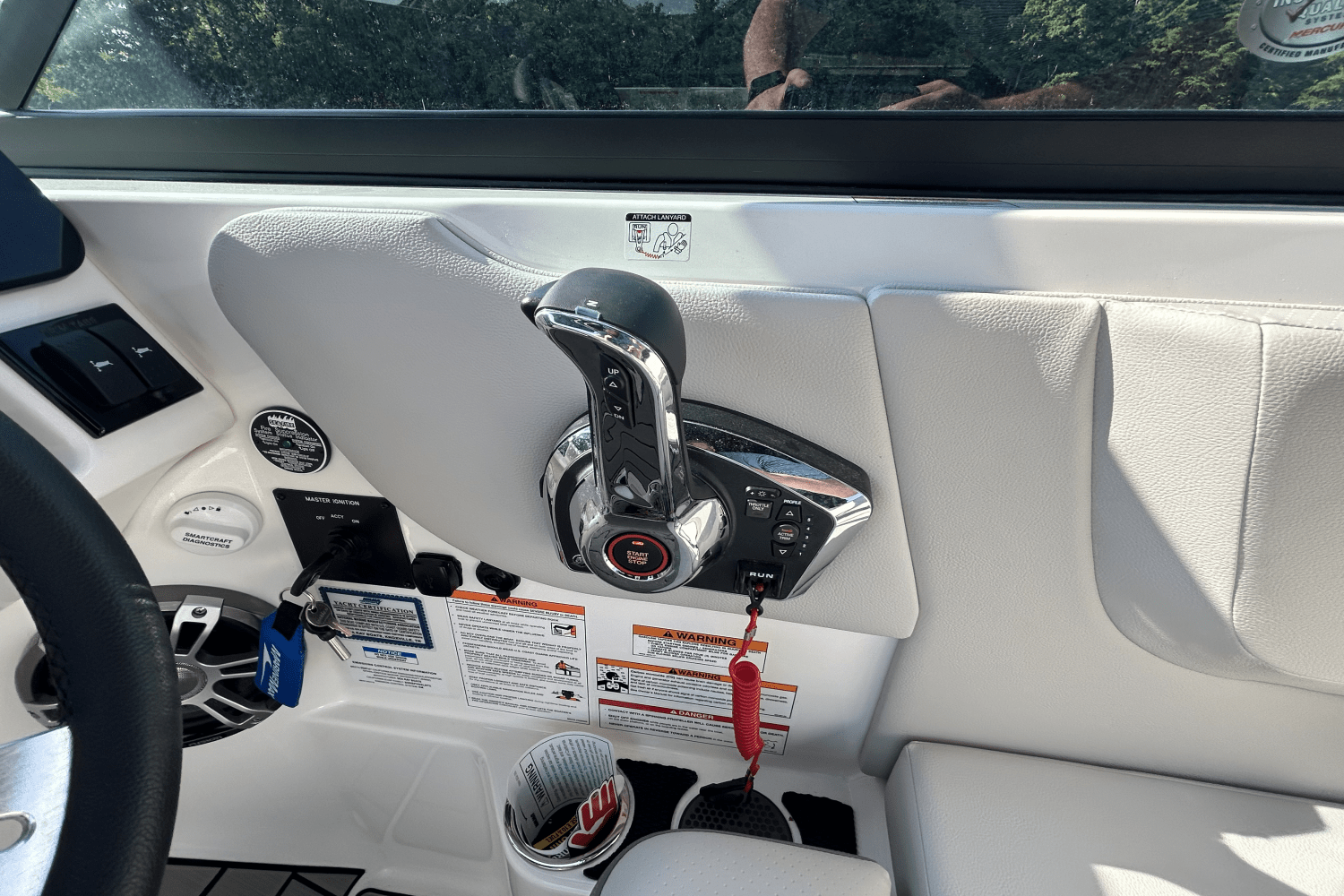 Slide: The Image of Sea Ray SDX 270 Surf 2025 - 16