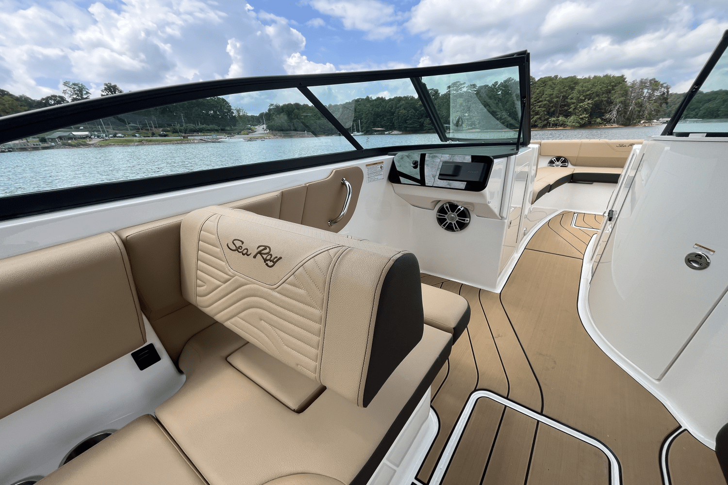 Slide: The Image of Sea Ray SDX 270 Surf 2025 - 17