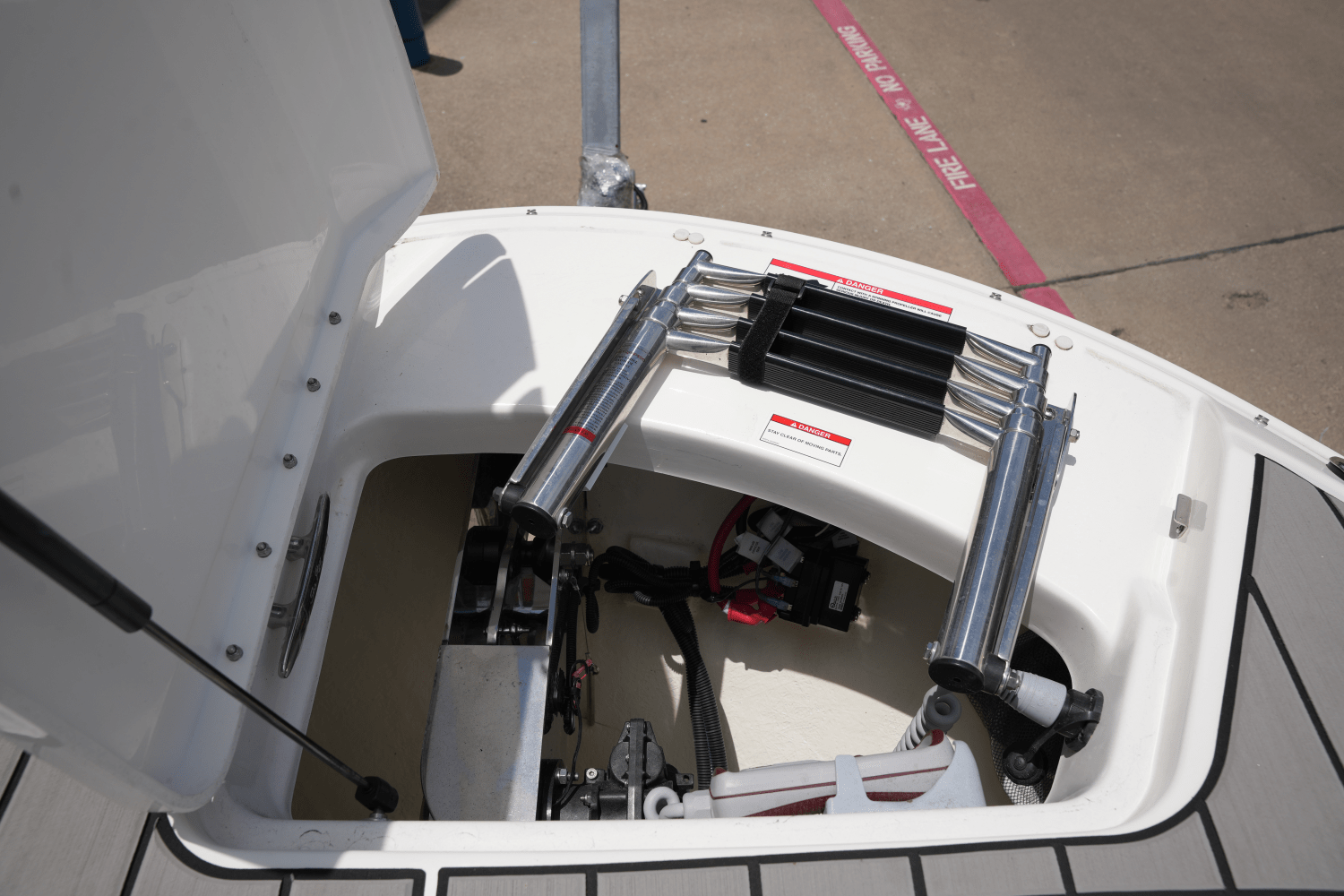Slide: The Image of Sea Ray SDX 270 Surf 2025 - 18