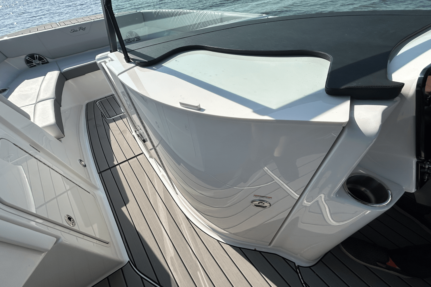 Slide: The Image of Sea Ray SDX 270 Surf 2025 - 21