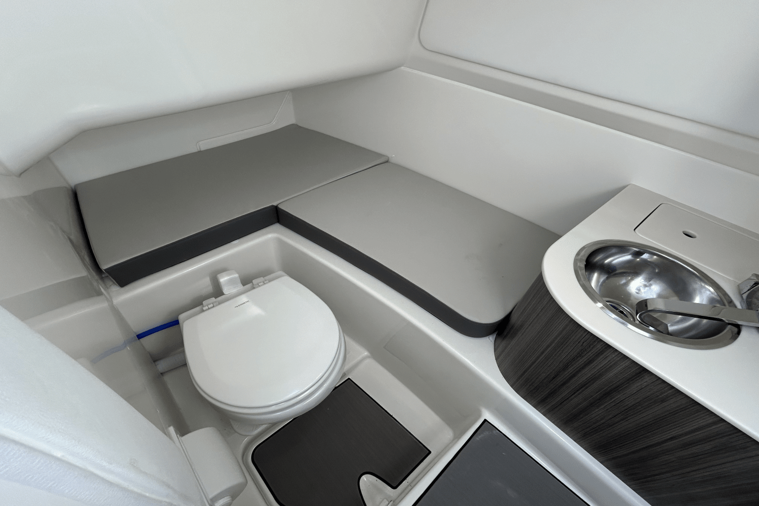 Slide: The Image of Sea Ray SDX 270 Surf 2025 - 22