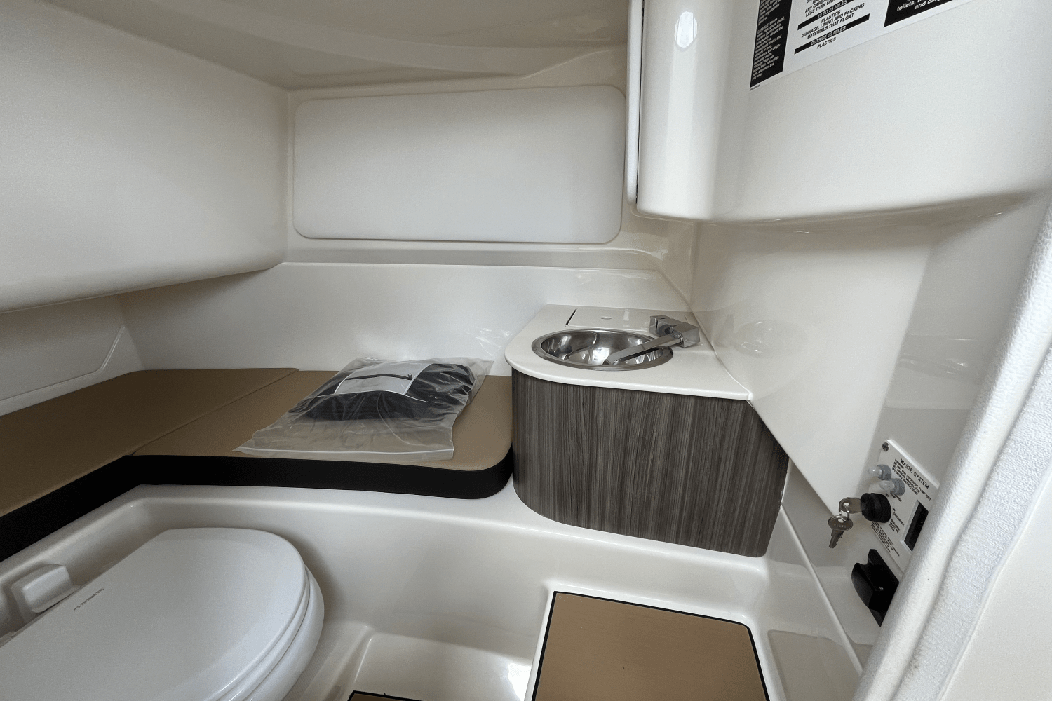 Slide: The Image of Sea Ray SDX 270 Surf 2025 - 24