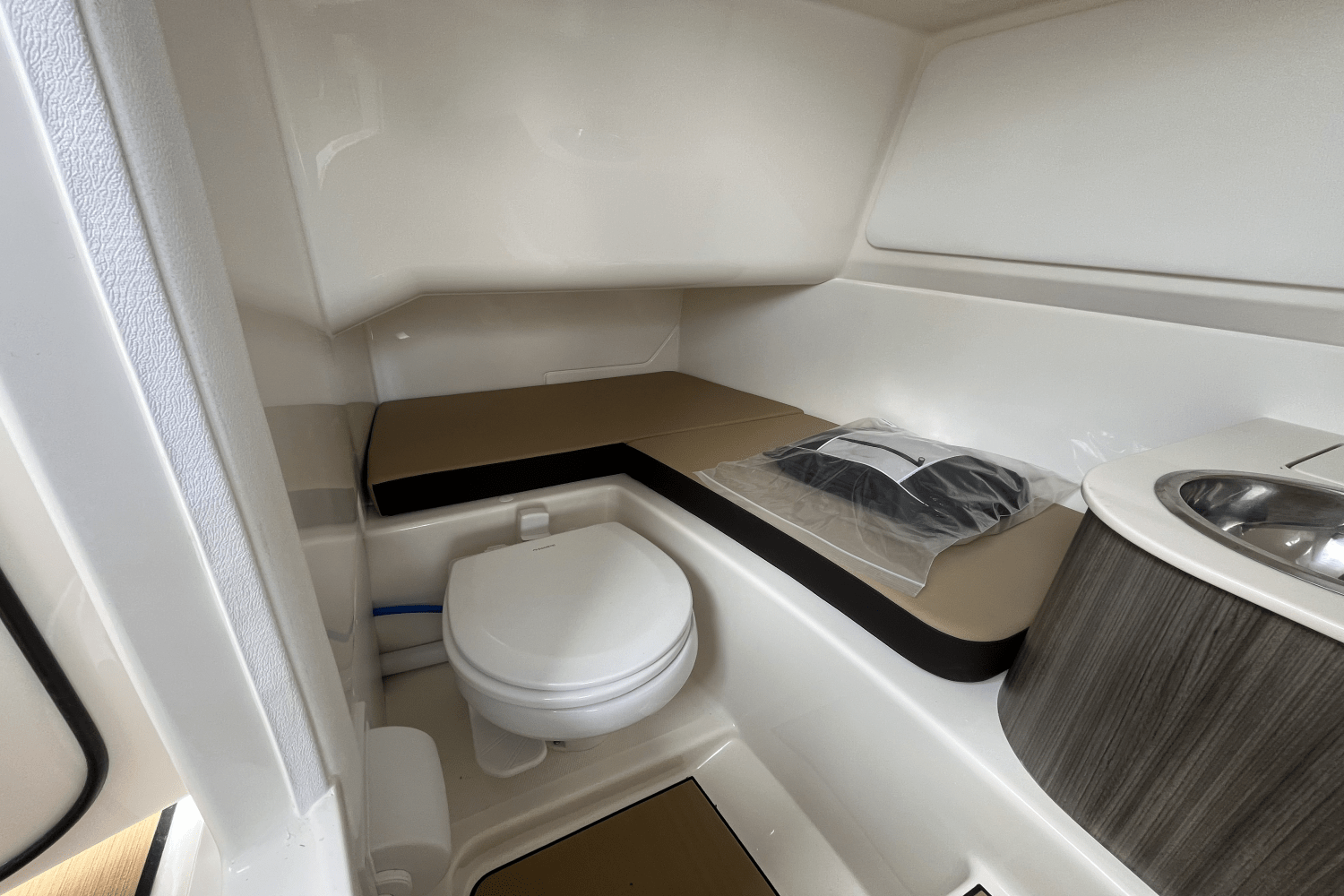 Slide: The Image of Sea Ray SDX 270 Surf 2025 - 25