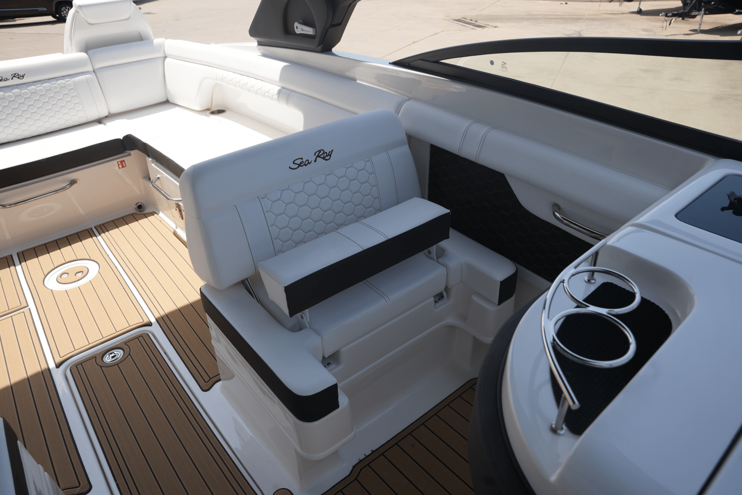 Slide: The Image of Sea Ray SDX 290 2025 - 14