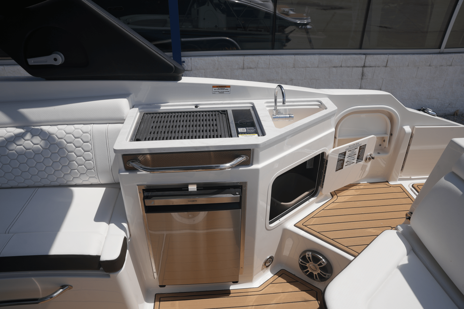 Slide: The Image of Sea Ray SDX 290 2025 - 16