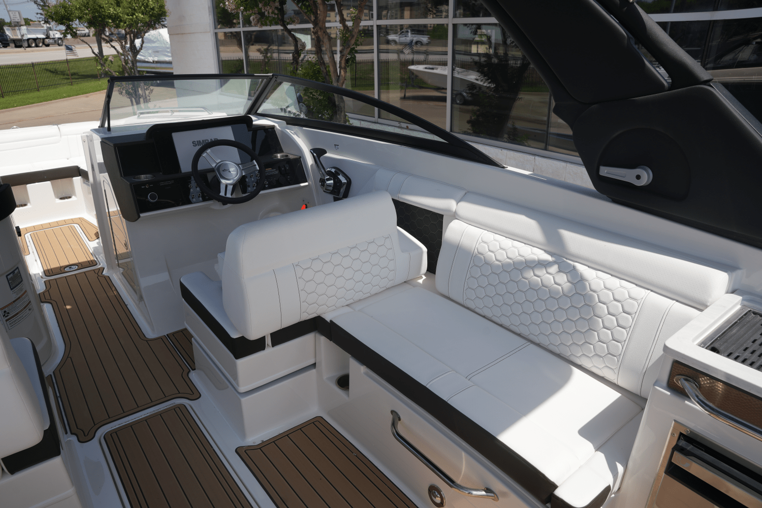 Slide: The Image of Sea Ray SDX 290 2025 - 17