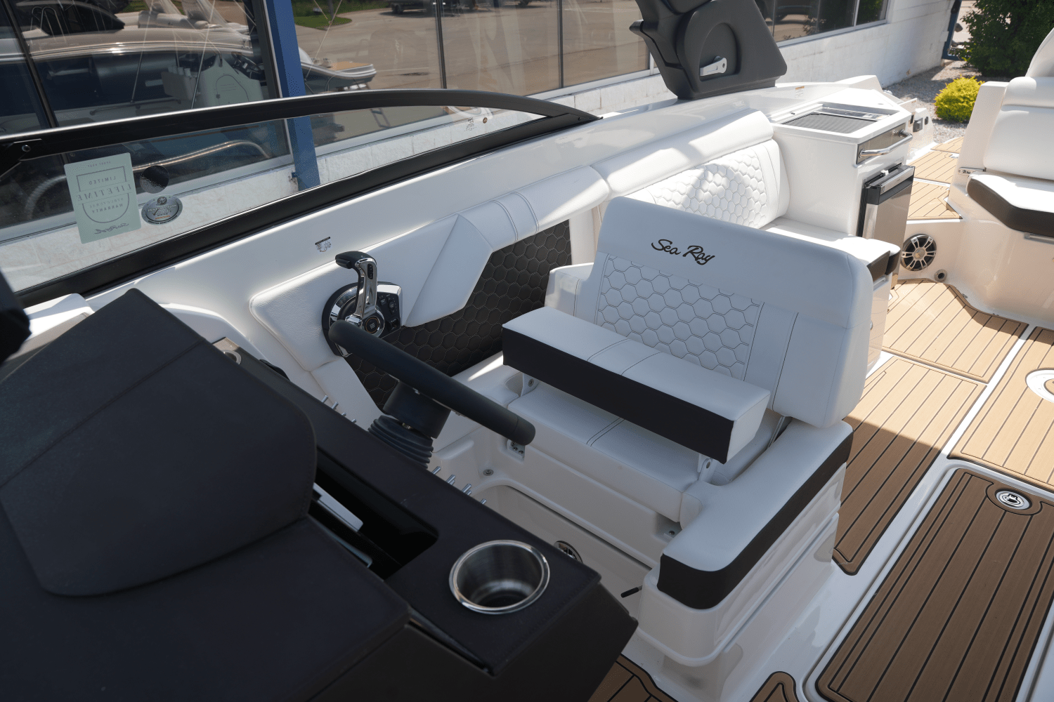 Slide: The Image of Sea Ray SDX 290 2025 - 18