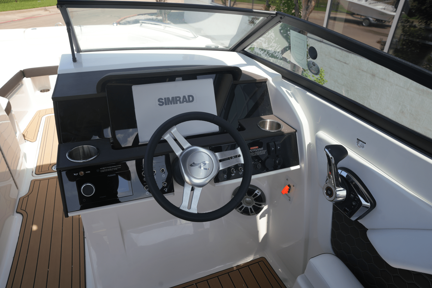 Slide: The Image of Sea Ray SDX 290 2025 - 19