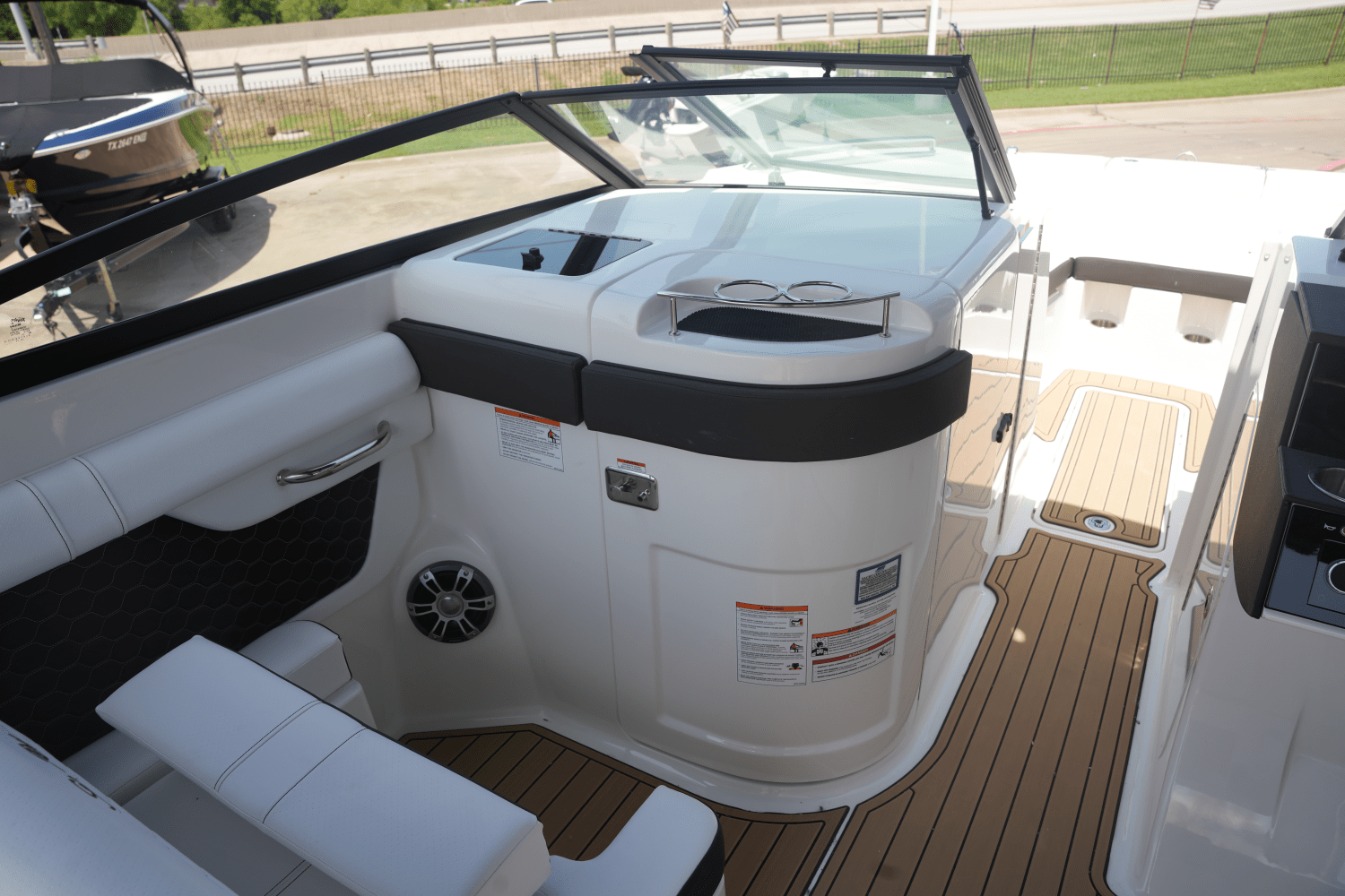 Slide: The Image of Sea Ray SDX 290 2025 - 20