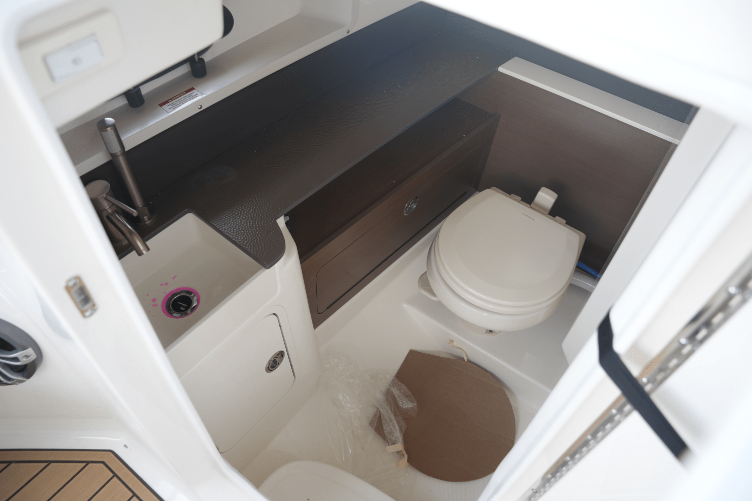 Slide: The Image of Sea Ray SDX 290 2025 - 21