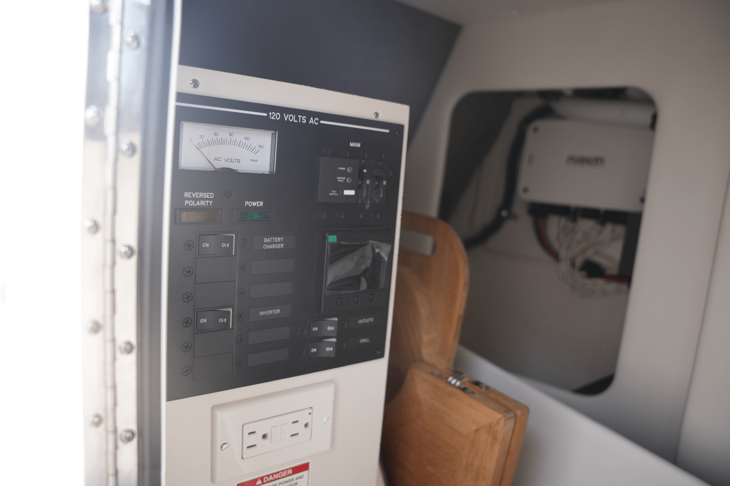 Slide: The Image of Sea Ray SDX 290 2025 - 22