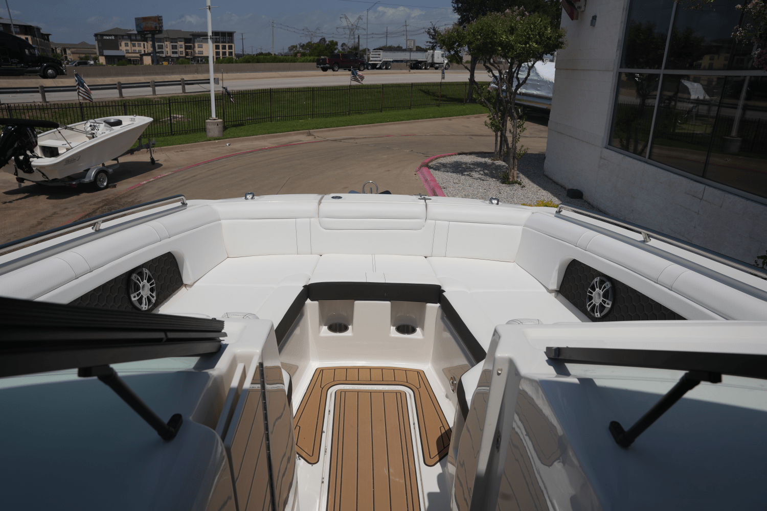 Slide: The Image of Sea Ray SDX 290 2025 - 23